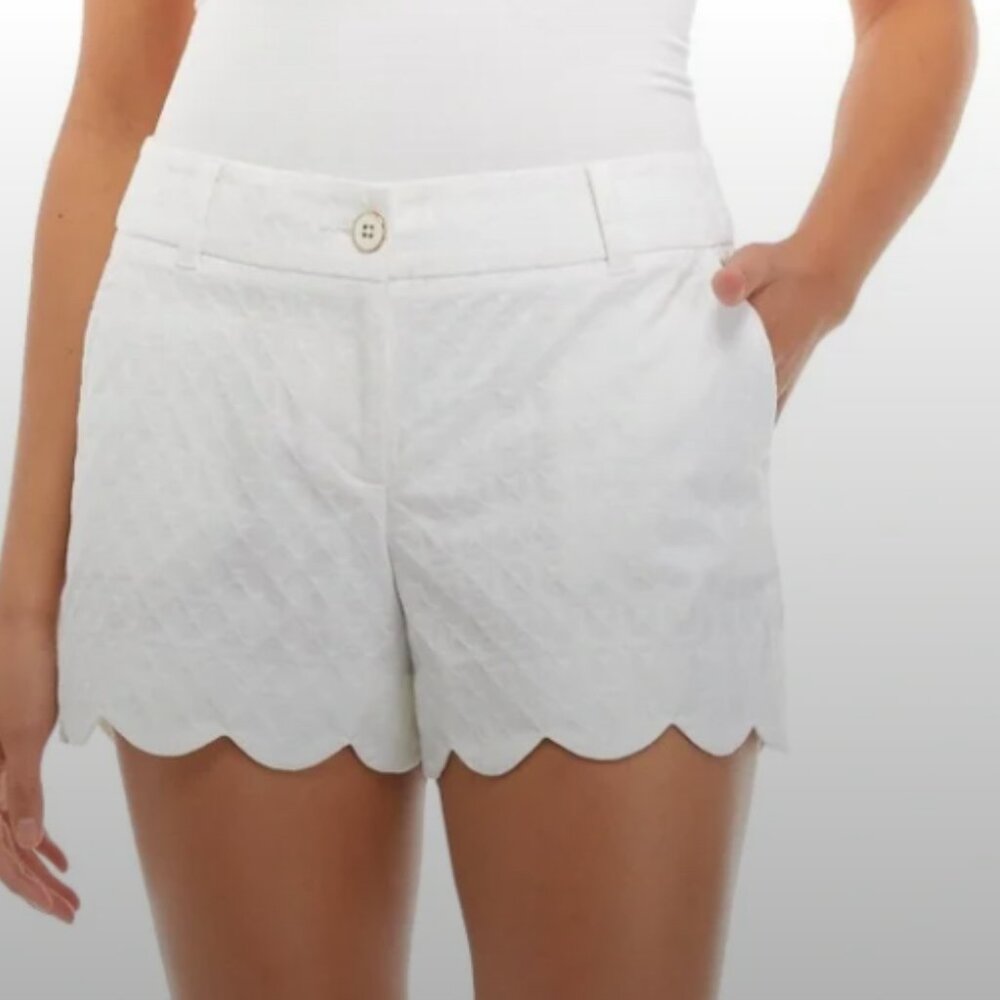 Crown & Ivy 3" White Scallop Edge Textured Shelby Shorts